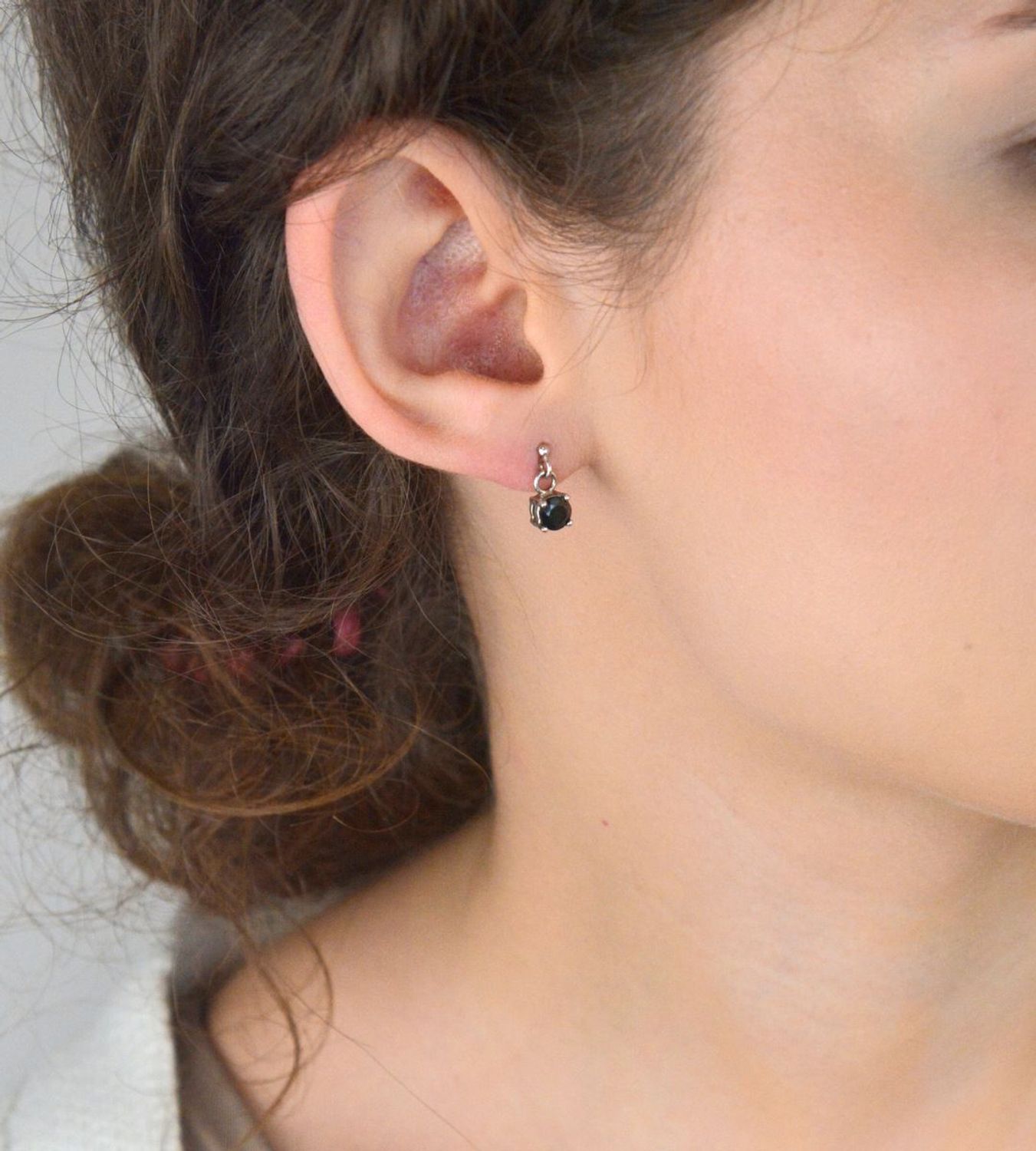 Srebrne kolczyki z ciemnogranatowym kamieniem na sztyft KM 464szafir – klasyczna elegancja.jpg